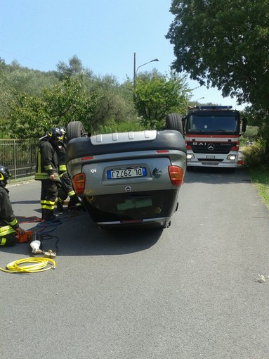 Celle Ligure, auto si ribalta in via Sanda nella notte: intervengono i vigili del fuoco