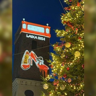 Albenga illumina il Natale, su una torre l'opera di una verità che non si può ignorare