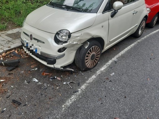 Savona, sbanda in via Mentana e colpisce due auto: positiva all’alcol test (FOTO)