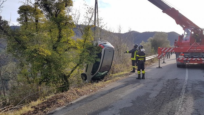 Non gravi le condizioni dell'uomo caduto con l'auto nel dirupo a Garlenda