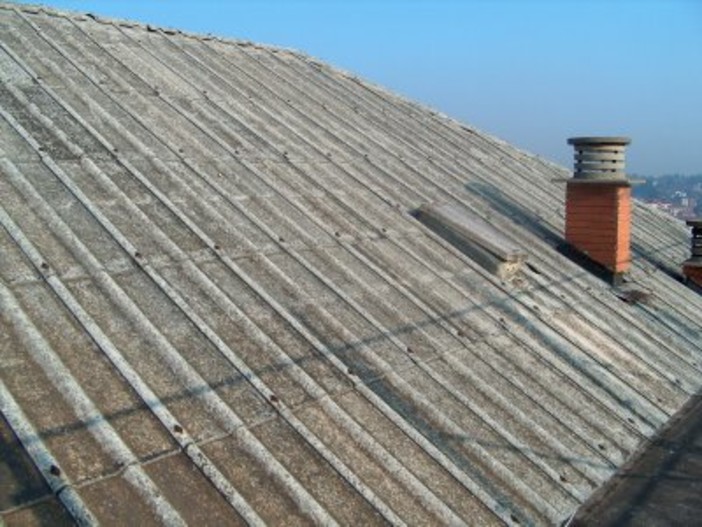 Amianto e rifiuti pericolosi in quindici strutture liguri: al via alla bonifica