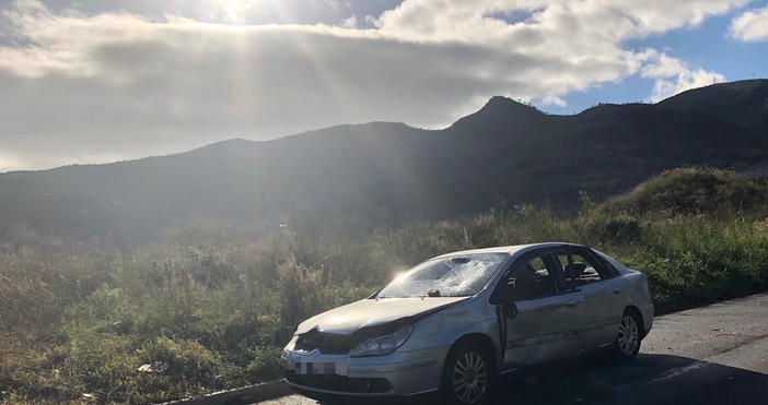 Auto abbandonata in via al Molino ad Albenga, la segnalazione di un lettore