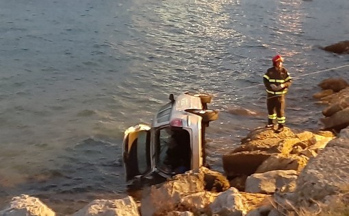 Vado, perde il controllo dell'auto e precipita in mare: due feriti (FOTO e VIDEO) Vado, perde il controllo dell'auto e precipita in mare: due feriti (FOTO e VIDEO)