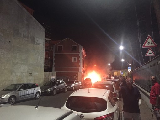 Cinque auto in fiamme nel centro di Loano: colonna di fumo e fiamme altissime, caccia al piromane