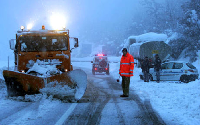 Maltempo: chiusa per neve la A26 Genova Voltri-Gravellona Maltempo: chiusa per neve la A26 Genova Voltri-Gravellona