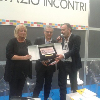 Alassio, il Vice Sindaco Zioni consegna il premio &quot;Un Editore per l'Europa&quot; a Minimum Fax al Salone del Libro di Torino