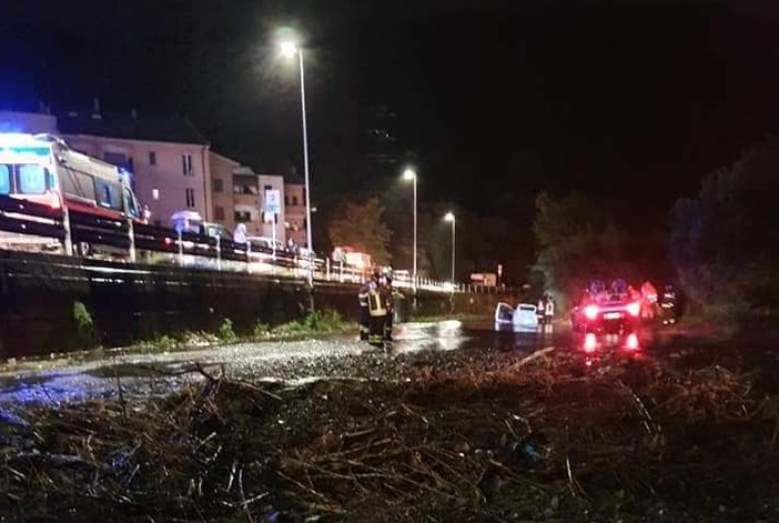 Auto bloccata in un guado ad Albisola Superiore: soccorsi mobilitati (FOTO) Auto bloccata in un guado ad Albisola Superiore: soccorsi mobilitati (FOTO)