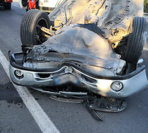 Auto ribaltata ad Albenga: il conducente in codice giallo al Santa Corona (FOTO) Auto ribaltata ad Albenga: il conducente in codice giallo al Santa Corona (FOTO)
