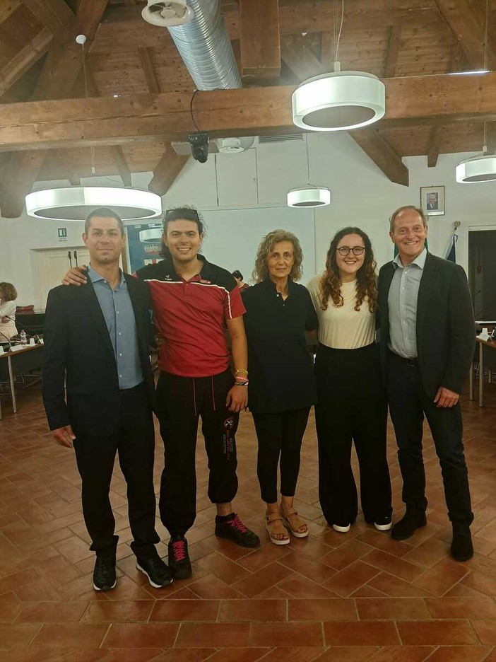 In foto da sinistra, il vice sindaco Daniele Martino, Gastone e Silvia Franchelli, fratello e mamma di Rachele, l'amica Celeste Barbera e il sindaco Mauro Demichelis In foto da sinistra, il vice sindaco Daniele Martino, Gastone e Silvia Franchelli, fratello e mamma di Rachele, l'amica Celeste Barbera e il sindaco Mauro Demichelis