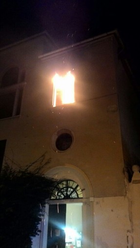 Incendio all'abbazia benedettina di Finalpia, i frati lanciano l'allarme: intervento dei vigili del fuoco Incendio all'abbazia benedettina di Finalpia, i frati lanciano l'allarme: intervento dei vigili del fuoco