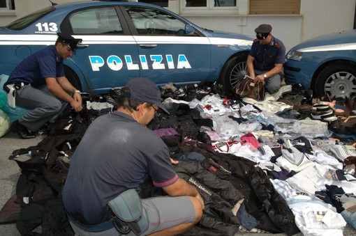La Polizia di Alassio dona merce sequestrata ai più bisognosi