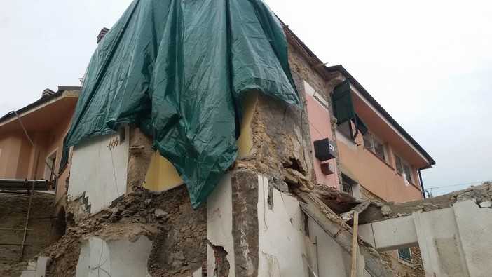 Esplosione di Arnasco, rimosse le macerie il paese cerca di tornare alla normalità: dalla procura ancora nessun indagato Esplosione di Arnasco, rimosse le macerie il paese cerca di tornare alla normalità: dalla procura ancora nessun indagato