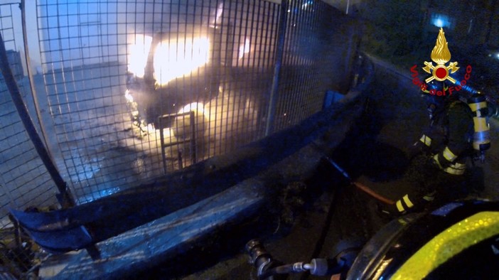 Savona, a fuoco tre camion in via Valletta San Cristoforo