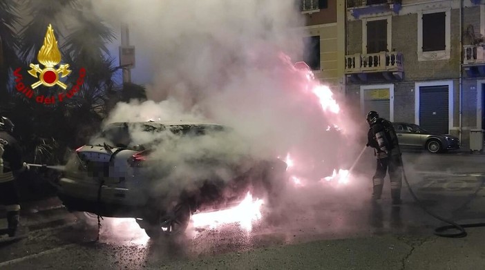 Tre auto incendiate a Savona, finisce in carcere l’esecutore del rogo di piazza Brennero