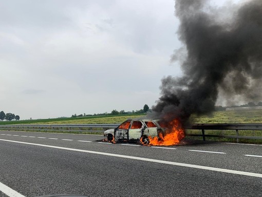 Mezzo in fiamme lungo l'autostrada A6 tra Marene e Carmagnola
