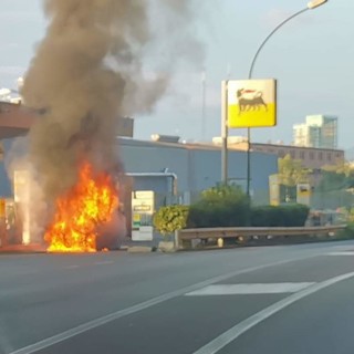 Savona, auto in fiamme vicino ad un distributore di benzina: vigili del fuoco mobilitati sul lungomare Matteotti (FOTO)