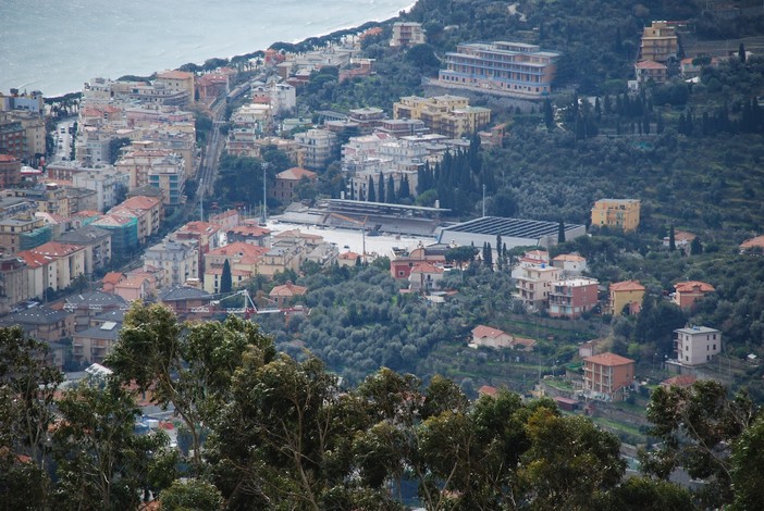 Polemiche costruzioni ad Alassio: il Centro - destra contro la Provincia e la Coop rossa di Reggio Emilia Polemiche costruzioni ad Alassio: il Centro - destra contro la Provincia e la Coop rossa di Reggio Emilia