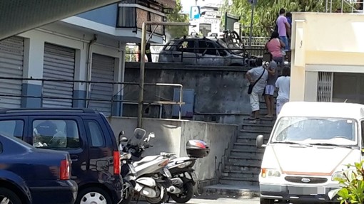 Loano, auto in fiamme in via Manzoni: intervento dei vigili del fuoco