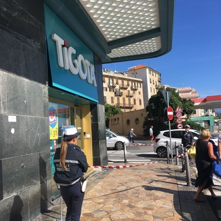 Savona, rischio caduta dell'insegna di Tigotà: transennata l'area