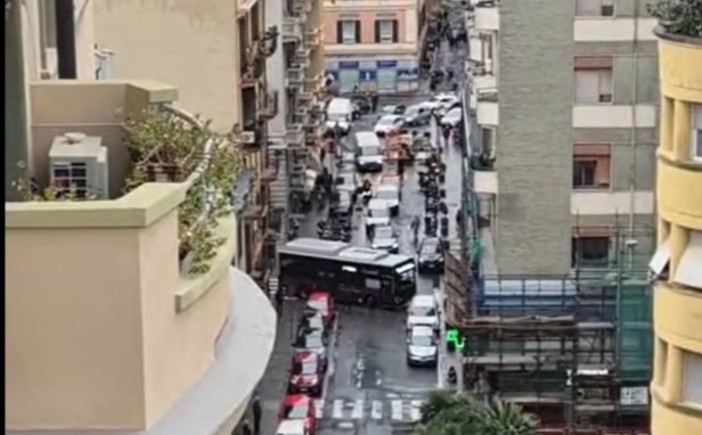 Autobus bloccato tra via dei Mille e via Poggi. Scaramuzza (Lega): "Quando ci sarà il doppio senso cosa succederà? Una follia" Autobus bloccato tra via dei Mille e via Poggi. Scaramuzza (Lega): "Quando ci sarà il doppio senso cosa succederà? Una follia"