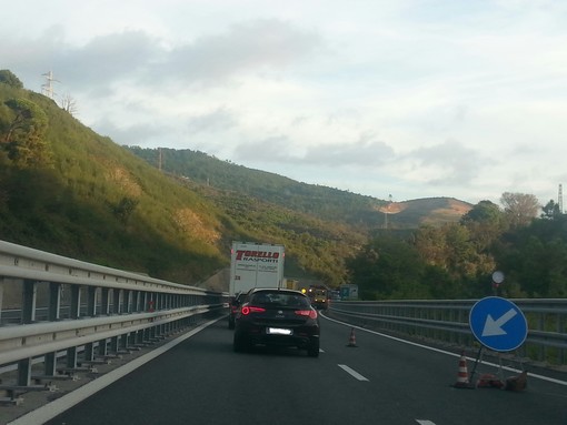 Viaggio della speranza sulla A10, tra cantieri, corsia unica e tir Viaggio della speranza sulla A10, tra cantieri, corsia unica e tir
