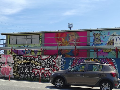 Quiliano, conclusi i murales sulle tribune dello stadio dallo street artist Zolta: spazio al cyber punk e alla fantascienza (FOTO) Quiliano, conclusi i murales sulle tribune dello stadio dallo street artist Zolta: spazio al cyber punk e alla fantascienza (FOTO)