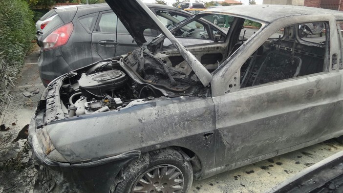 Furgone distrutto dalle fiamme ad Altare: intervento dei vigili del fuoco