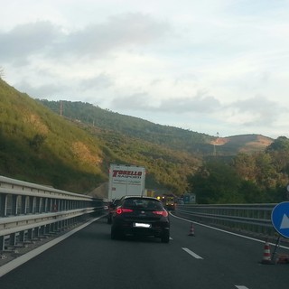 Viaggio della speranza sulla A10, tra cantieri, corsia unica e tir