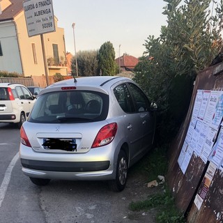 Albenga, Tomatis (FdI): "Plance funebri arrugginite in viale Pontelungo e auto parcheggiate sul ponte antico"