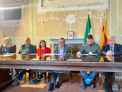 Albenga presenta il bilancio di fine mandato, il sindaco: “Abbiamo lavorato con serietà e onestà, siamo orgogliosi” Albenga presenta il bilancio di fine mandato, il sindaco: “Abbiamo lavorato con serietà e onestà, siamo orgogliosi”