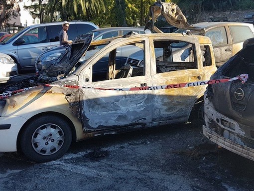 Loano, auto a fuoco in un parcheggio: intervento dei vigili del fuoco