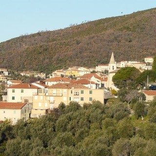 Nella foto il centro abitato di Arnasco Nella foto il centro abitato di Arnasco