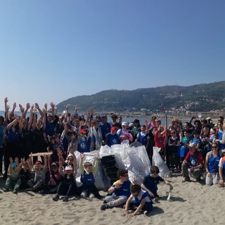 Ambiente protagonista ad Andora, sulle spiagge con clear beach day, sui sentieri il trekking per gli studenti delle medie