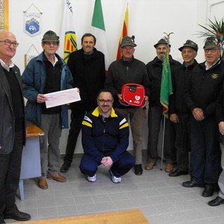 Finale: grazie alle castagne gli Alpini regalano un defibrillatore alla palestra Zat, ricordando Alessia