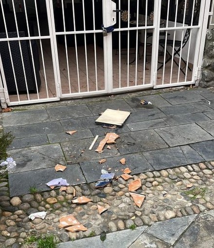 Albisola, distrutta la piastrella in ceramica della gelateria Ara Macao. Il titolare: "Farò presente di installare nuove telecamere nella via" Albisola, distrutta la piastrella in ceramica della gelateria Ara Macao. Il titolare: "Farò presente di installare nuove telecamere nella via"