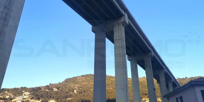 Cervo, non solo la frana, mezzo pesante incastrato sulla strada per Rollo, unica soluzione l'autostrada Cervo, non solo la frana, mezzo pesante incastrato sulla strada per Rollo, unica soluzione l'autostrada