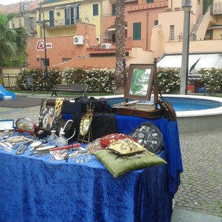 Loano, in corso Europa torna il Mercatino di Antichità e Collezionismo