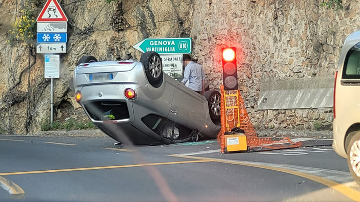 Borghetto, auto si capotta lungo l'Aurelia a Capo Santo Spirito: illeso il conducente Borghetto, auto si capotta lungo l'Aurelia a Capo Santo Spirito: illeso il conducente