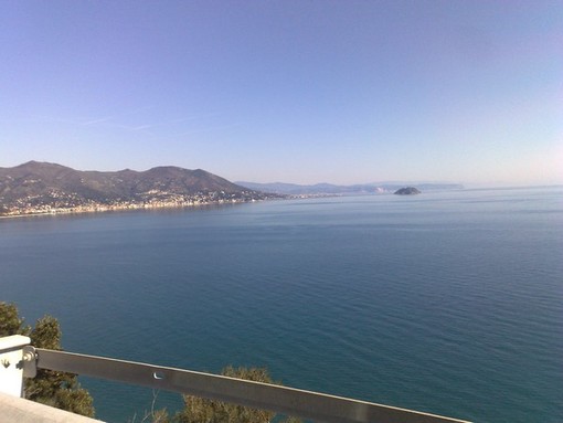 Alassio: oggi sulla spiaggia il fotografo Parisotto per "La Perla" Alassio: oggi sulla spiaggia il fotografo Parisotto per "La Perla"