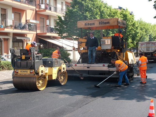 Albenga: Viale Pontelungo, terminata l'asfaltatura Albenga: Viale Pontelungo, terminata l'asfaltatura