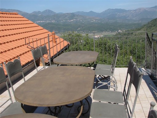 Veduta di Garlenda da una terrazza dell'agriturismo Garumba