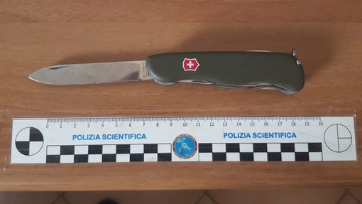 Savona, ruba in un supermercato e minaccia l’addetto con un coltello: arrestato dalla Polizia Savona, ruba in un supermercato e minaccia l’addetto con un coltello: arrestato dalla Polizia