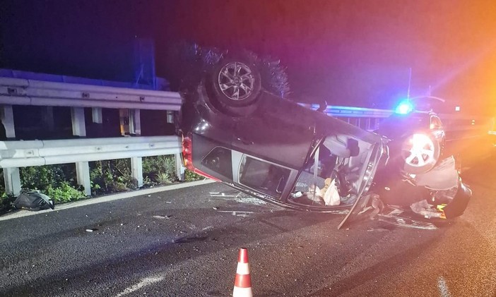 Auto cappottata in A10 all'altezza di Feglino: due feriti lievi, code in direzione di Savona