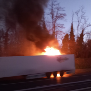 A6, autoarticolato in fiamme tra Niella Tanaro e Mondovì A6, autoarticolato in fiamme tra Niella Tanaro e Mondovì