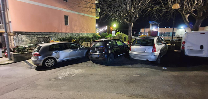 Stella, tampona tre auto in retromarcia e si dà alla fuga (FOTO)