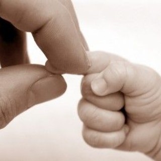 Storia di un’adozione, anzi due: ecco la vicenda di due genitori vadesi