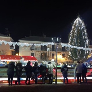 Cairo Montenotte, l'albero di Natale illumina piazza della Vittoria (FOTO) Cairo Montenotte, l'albero di Natale illumina piazza della Vittoria (FOTO)