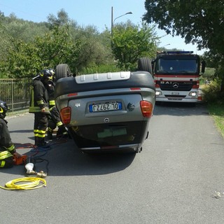 Celle Ligure, auto si ribalta in via Sanda nella notte: intervengono i vigili del fuoco