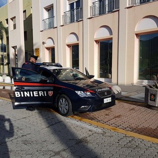 Ladro prende di mira un'anziana in un supermercato. Incastrato dai carabinieri di Albenga