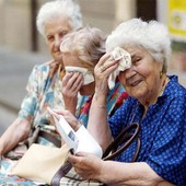 Emergenza caldo: disidratazioni e polmoniti tra gli anziani, i consigli degli esperti